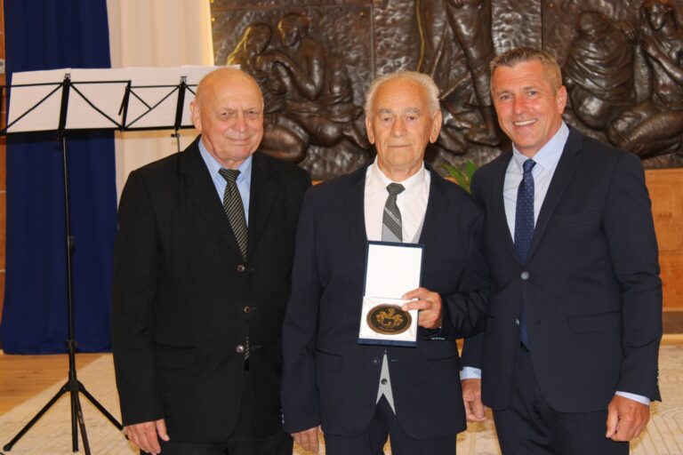 Elismeréseket adtak át a földeáki ünnepi testületi ülésen