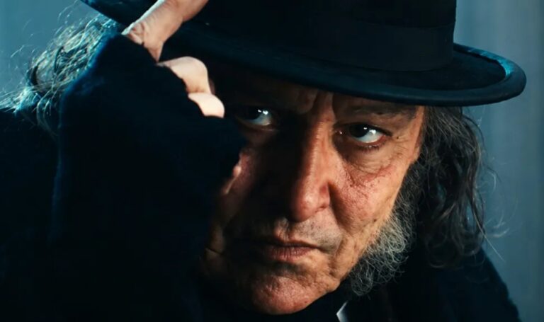 Sajátos Karácsonyi ének-feldolgozással tér vissza Johnny Depp – befutott az Ebenezer első kedvcsinálója