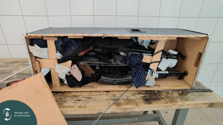 Hangfalba rejtették a fegyvereket a határon