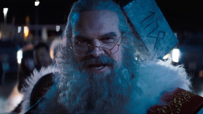 Újra akcióban David Harbour Mikulása: Érkezik a Vérapó 2.