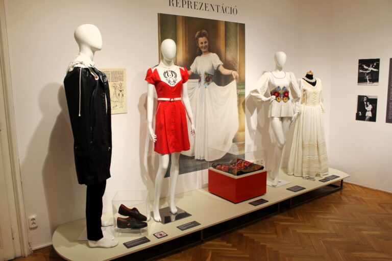 Folk Fashion – Új időszaki kiállítás nyílik a Fekete házban