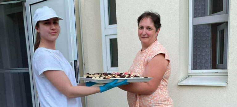 Süteménnyel csaltak mosolyt a Szivárvány Otthon lakóinak arcára a corvinosok