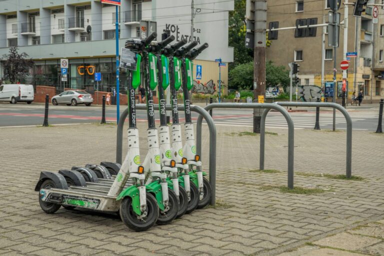Szigorúbb feltételekhez köthetik a gyorsabb e-rollerek használatát: akár önálló járműkategóriává válhatnak