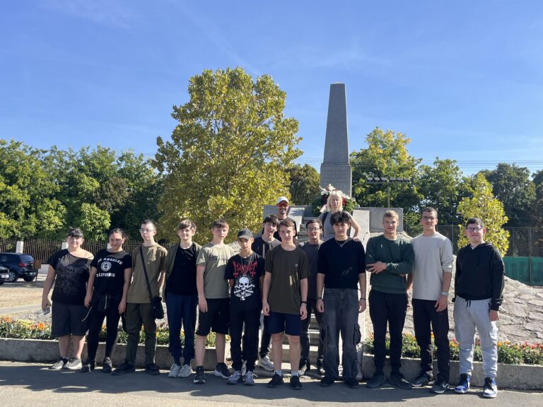 190 kilométert tekertek Aradig és vissza a Gregus diákjai
